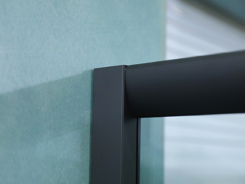 Box doccia scorrevole in vetro temperato con telaio in alluminio nero SE Box doccia scorrevole in vetro temperato con telaio in alluminio nero SE