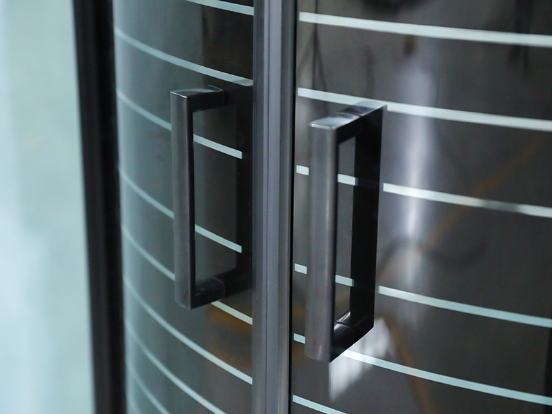 Box doccia scorrevole in vetro temperato con telaio in alluminio nero SE Box doccia scorrevole in vetro temperato con telaio in alluminio nero SE