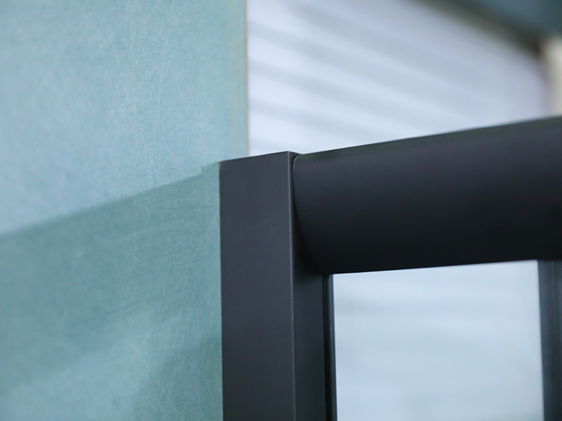 Box Doccia RE Scorrevole, Vetro Temperato Trasparente Con Stampa, Profilo In Alluminio Nero, Maniglia Doppi Fori, Con Vassoio Box Doccia RE Scorrevole, Vetro Temperato Trasparente Con Stampa, Profilo In Alluminio Nero, Maniglia Doppi Fori, Con Vassoio