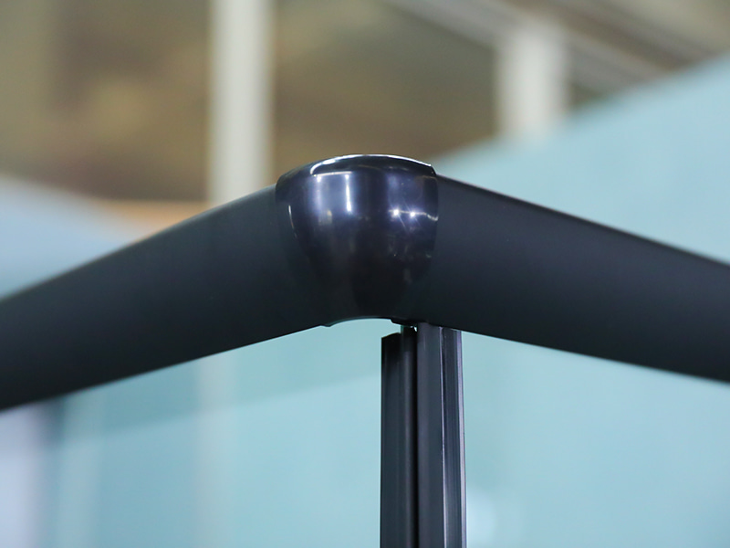 Box Doccia RE Scorrevole, Vetro Temperato Trasparente Con Stampa, Profilo In Alluminio Nero, Maniglia Doppi Fori, Con Vassoio Box Doccia RE Scorrevole, Vetro Temperato Trasparente Con Stampa, Profilo In Alluminio Nero, Maniglia Doppi Fori, Con Vassoio