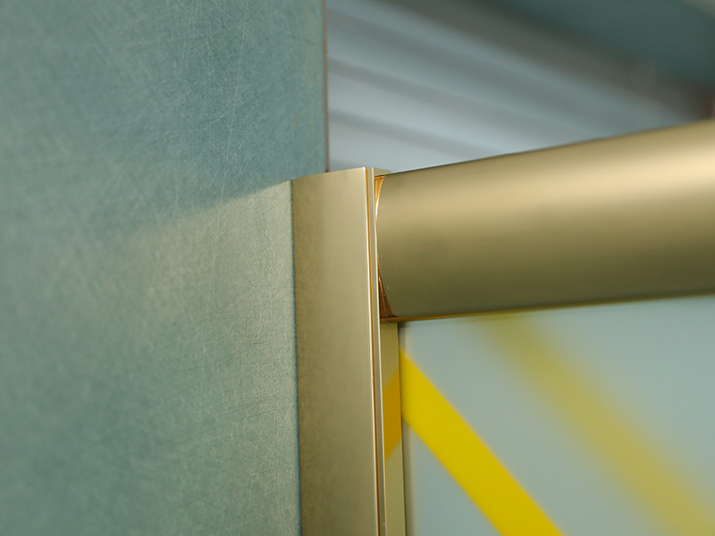 RE Box Doccia Scorrevole, Vetro Temperato Opaco Con Serigrafia, Profilo In Alluminio Oro, Maniglia Doppi Fori, Con Vassoio RE Box Doccia Scorrevole, Vetro Temperato Opaco Con Serigrafia, Profilo In Alluminio Oro, Maniglia Doppi Fori, Con Vassoio