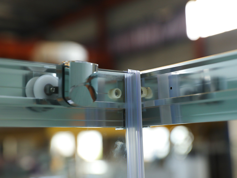 Box Doccia RE Scorrevole, Vetro Temperato Trasparente, Profilo in Alluminio Cromato, Maniglia Doppio Foro, Con Vassoio Box Doccia RE Scorrevole, Vetro Temperato Trasparente, Profilo in Alluminio Cromato, Maniglia Doppio Foro, Con Vassoio